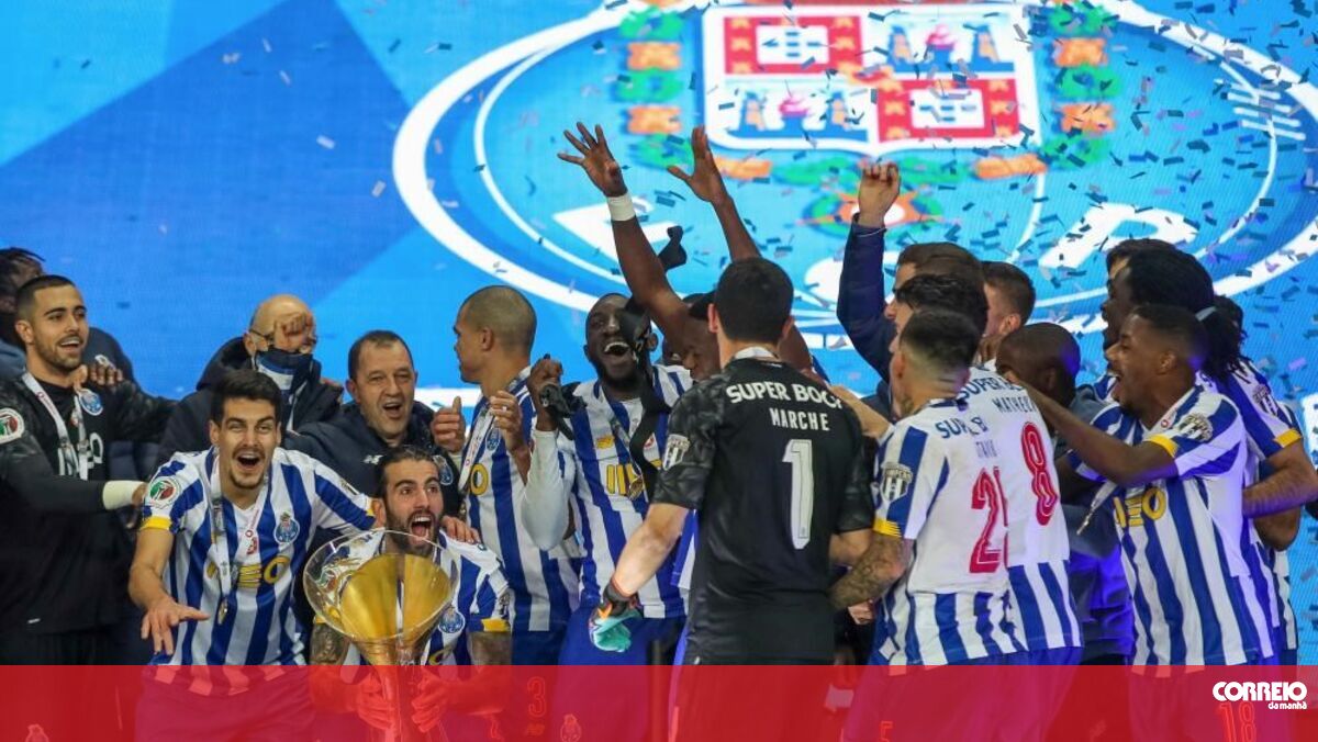 FC Porto ganha distância do Benfica em número de Supertaças com vitória em Aveiro. Veja as FC Porto ganha distância do Benfica em número de Supertaças com vitória em Aveiro. Veja as