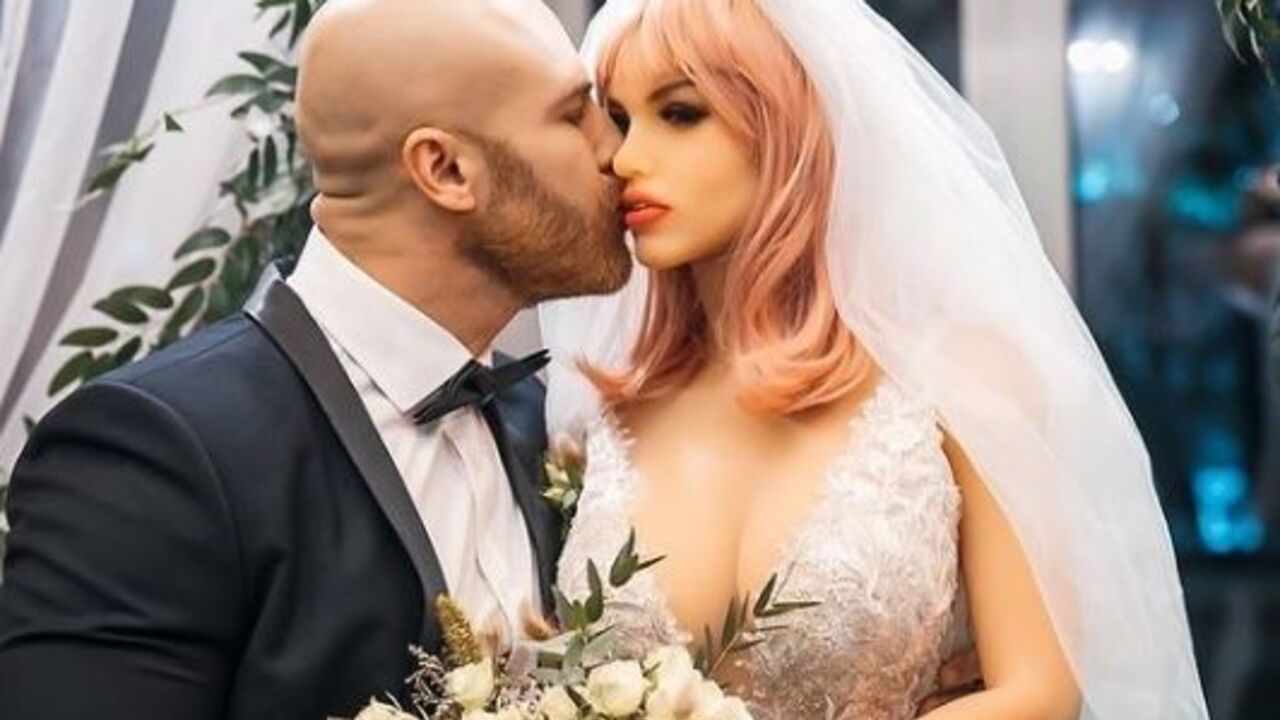 Fisiculturista que casou com boneca sexual revela que robô se 