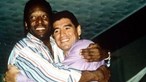 'Amo-te, Diego. Um dia, lá no céu, vamos jogar juntos': A declaração de amor de Pelé a Maradona