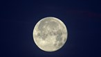 Cápsula chinesa com amostras da lua de regresso à Terra