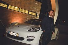 Alberto Cabral posa ao lado de um Porsche Panamera