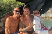 João 'Shima' Almeida mostra-se no seu iate de luxo