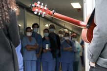 Banda canta e toca serenata aos profissionais do Hospital Pedro Hispano em Matosinhos