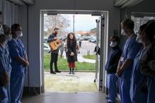 Banda canta e toca serenata aos profissionais do Hospital Pedro Hispano em Matosinhos