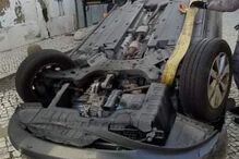 Condutor escapa ileso a capotamento de carro no centro de Setúbal