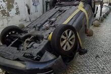Condutor escapa ileso a capotamento de carro no centro de Setúbal