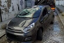 Condutor escapa ileso a capotamento de carro no centro de Setúbal