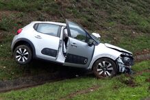 Jovem de 26 anos ferida em despiste de carro em Espinho