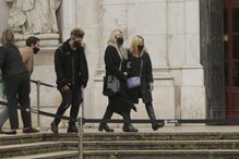 Bárbara Bandeira e Kasha chegam ao velório de Sara Carreira