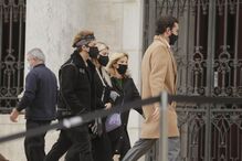 Bárbara Bandeira e Kasha chegam ao velório de Sara Carreira