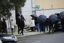 Família Carreira chega ao velório de Sara