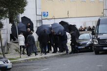 Família Carreira chega ao velório de Sara
