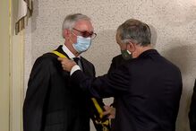 Marcelo condecora Júlio Isidro 