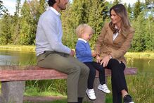 Os príncipes da Suécia com o filho, Gabriel