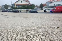 Acidente provoca um ferido e condiciona circulação na Avenida Marginal em frente à Praia das Avencas, em Cascais 