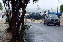 Acidente provoca um ferido e condiciona circulação na Avenida Marginal em frente à Praia das Avencas, em Cascais 