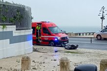 Acidente provoca um ferido e condiciona circulação na Avenida Marginal em frente à Praia das Avencas, em Cascais 