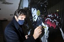 Pedro Loureiro, é um dos artistas plásticos que ilustraram as montras das lojas do comércio tradicional devolutas na iniciativa “Riscos e rabiscos”, em Torres Vedras