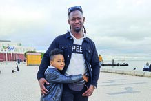 José Brito e o filho Bryan, duas horas depois do salvamento arriscado, de novo junto à margem do rio Tejo