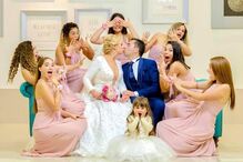 Rebeca e o marido, Élio Gomes rodeados pelas amigas da cantora