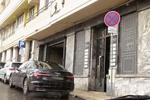 A mesma viatura, estacionada em local proibido, junto às instalações das rádios da Media Capital