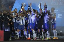 As imagens do FC Porto nos festejos da conquista da Supertaça	