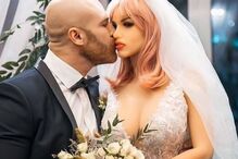 Yuri no casamento com a boneca sexual