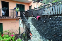 Moradores procuram salvar a habitação já com vários estragos provocados pelas enxurradas