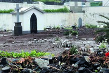 Cemitério destruído pela chuva em Ponta Delgada, na zona mais afetada pelo mau tempo