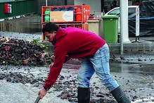 Populares tentam ajudar as autoridades    