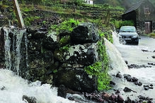 Colapsaram estradas e caminhos 