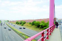 Viaduto na A2 onde o autocarro do Benfica foi apedrejado, a 4 de junho deste ano. Uma das várias pedras arremessadas partiu um vidro da viatura, que seguia a 100 km/h, ferindo os jogadores Weigl e Zivkovic, que foram ao hospital 