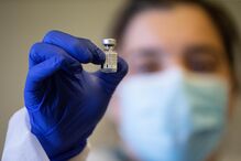 Início do plano de vacinação contra o Covid-19 no Hospital de Santa Maria