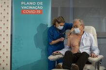 António Sarmento, diretor de serviço de doenças infeciosas do Hospital de São João e médico, foi o primeiro vacinado