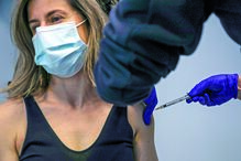 Cerca de cinco mil profissionais do setor da saúde foram vacinados no Porto, Coimbra e Lisboa