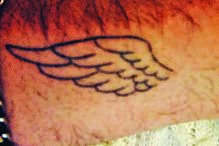 Mickael Carreira faz tatuagem em memória da irmã