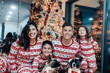 Matheus Uribe vestido a rigor com a família 