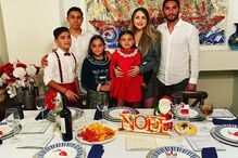 O jogador Corona ao lado da mulher e dos filhos 