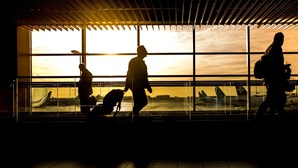 Multadas 13 companhias aéreas e 59 passageiros no segundo dia de restrições nos aeroportos