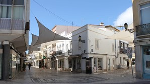 Pagamento de parquímetros em Faro suspenso das 12h00 às 15h00 até final do ano
