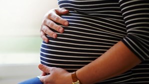 Mulher prestes a dar à luz levada para hospital sem vaga no bloco de partos