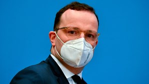 Maioria dos alemães estarão "vacinados, curados ou mortos" até ao fim do inverno, garante ministro da saúde