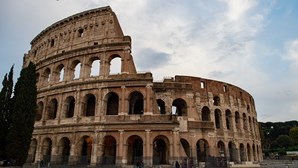 Turistas invadem Coliseu de Roma para beber cerveja durante a noite