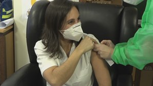 Enfermeira de um lar recebe primeira vacina contra a Covid-19 nos Açores. Veja as imagens 