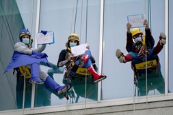 'Super-heróis' descem paredes do hospital de Braga com prendas para crianças
