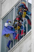 'Super-heróis' descem paredes do hospital de Braga com prendas para crianças