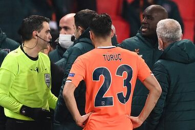Equipa turca abandona jogo da Liga dos Campeões contra o PSG	