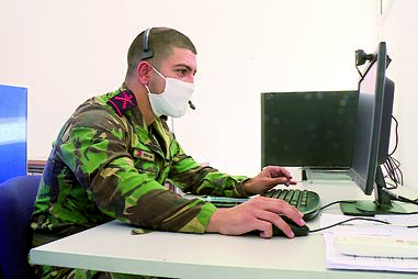 Fuzileiros colocaram as armas de lado e agora combatem a Covid-19 com telefonemas e inquéritos