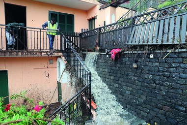 Moradores procuram salvar a habitação já com vários estragos provocados pelas enxurradas