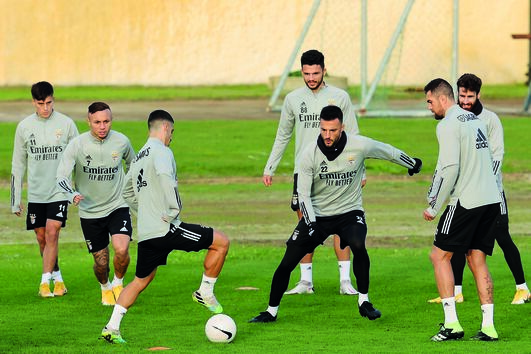 Jardel (à dir. na imagem) e Gonçalo Ramos (atrás de Samaris, que surge ao centro em primeiro plano) foram os últimos jogadores a testarem positivo à Covid 